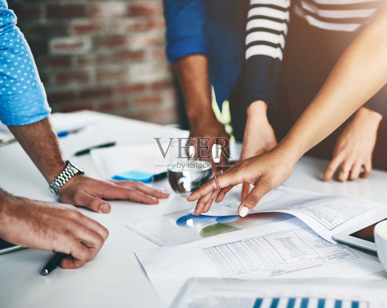 商务人员在办公室为团队合作、创意或计划项目开会、撰写文件和提供服务。在印刷公司讨论、协作和员工与报告、任务或截止日期的文书工作照片摄影图片