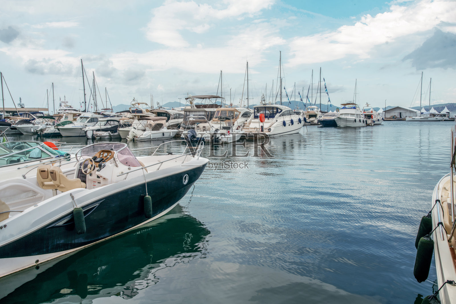 阳光明媚的夏日，法国里维埃拉(蔚蓝海岸)港口的快艇照片摄影图片