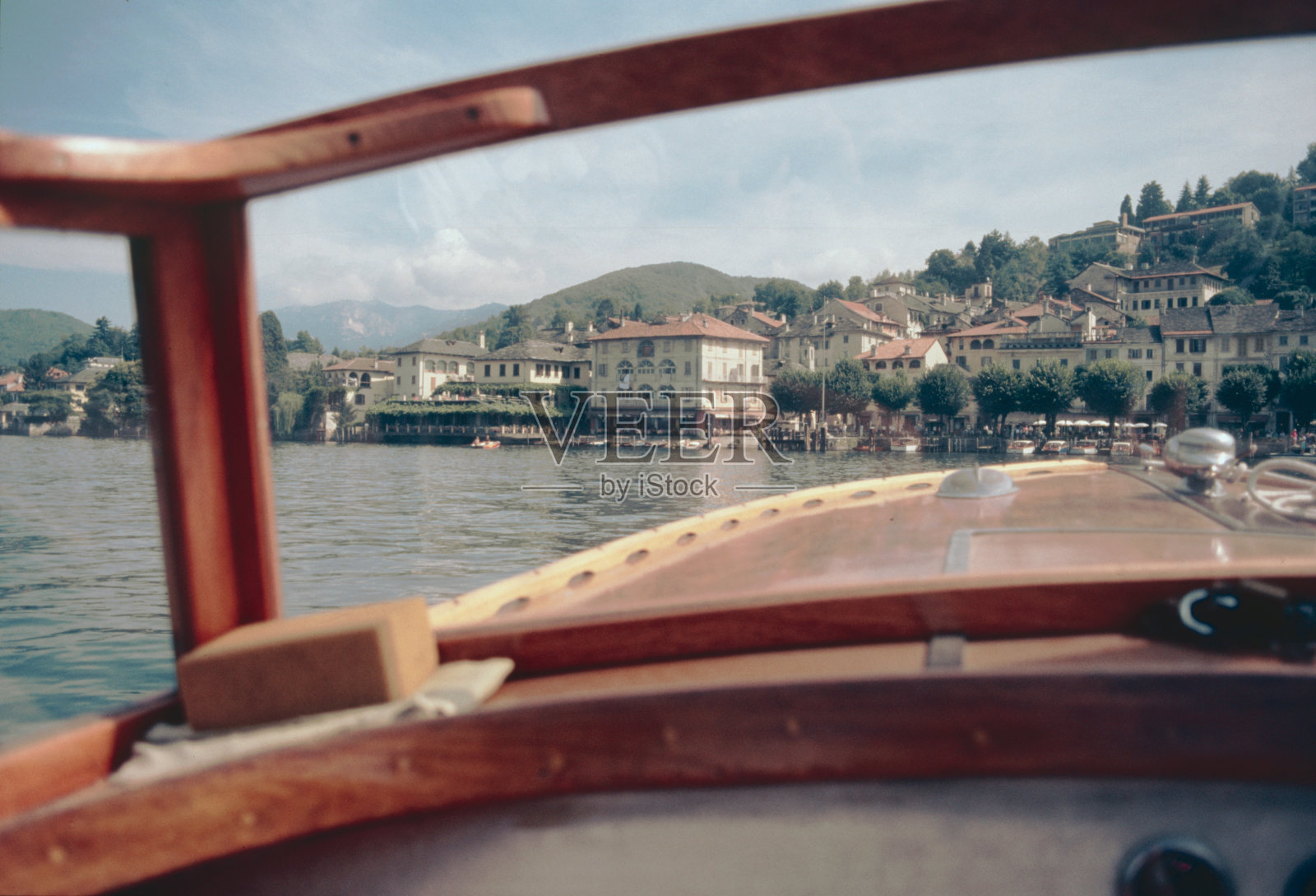 奥尔塔圣朱利奥，从摩托艇上看到的小镇照片摄影图片