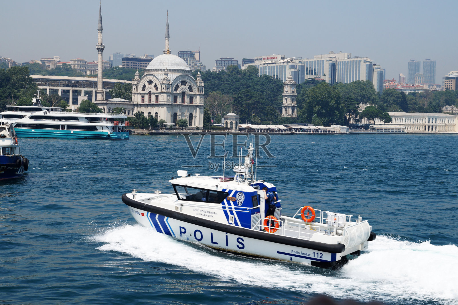 博斯普鲁斯海峡的警船，俯视图照片摄影图片