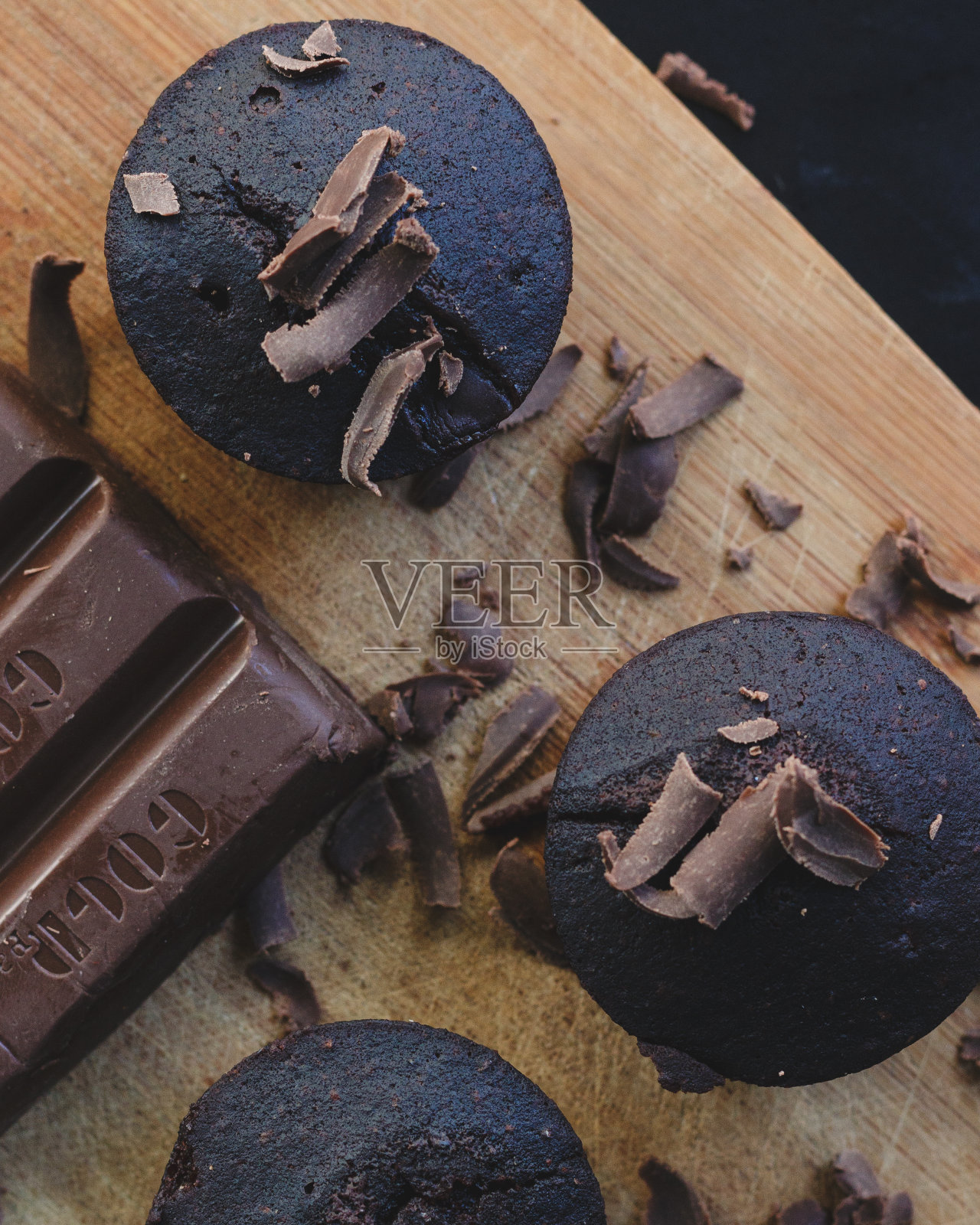 木桌上的黑巧克力和巧克力松饼照片摄影图片