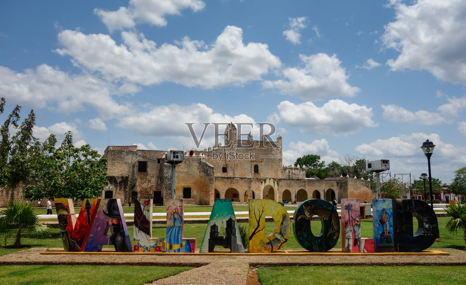 墨西哥，巴利亚多利德:景点上的有色游客指示牌照片摄影图片
