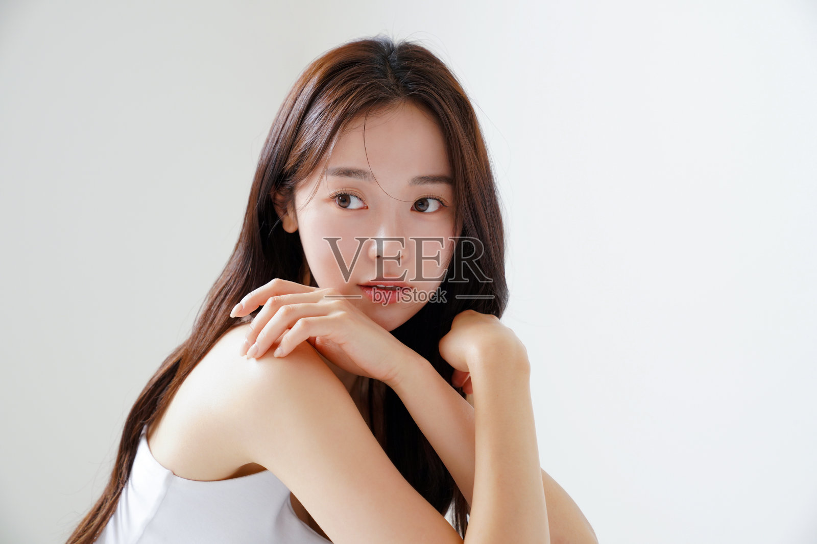 在自然光下拍摄的年轻亚洲女性的美丽肖像照片摄影图片