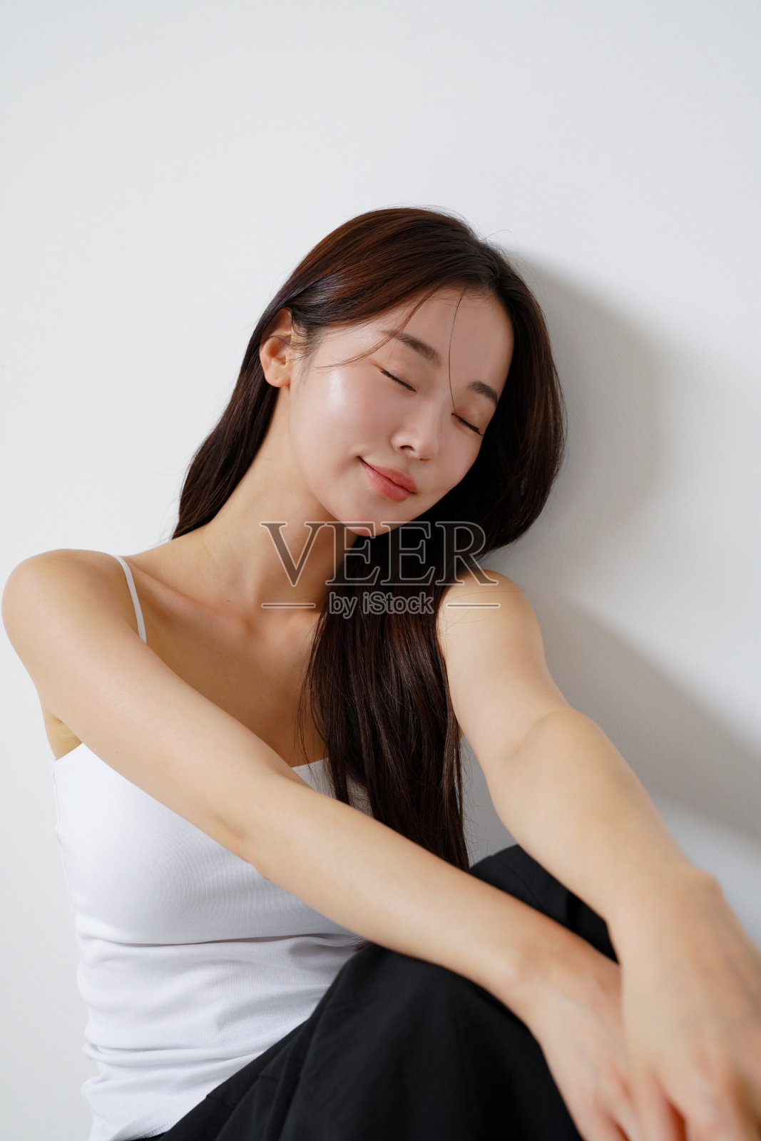 在自然光下拍摄的年轻亚洲女性的美丽肖像照片摄影图片