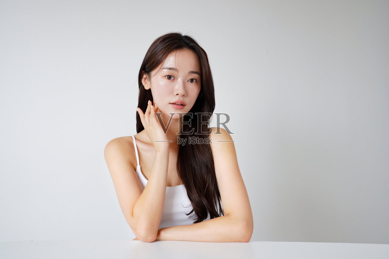 在自然光下拍摄的年轻亚洲女性的美丽肖像照片摄影图片