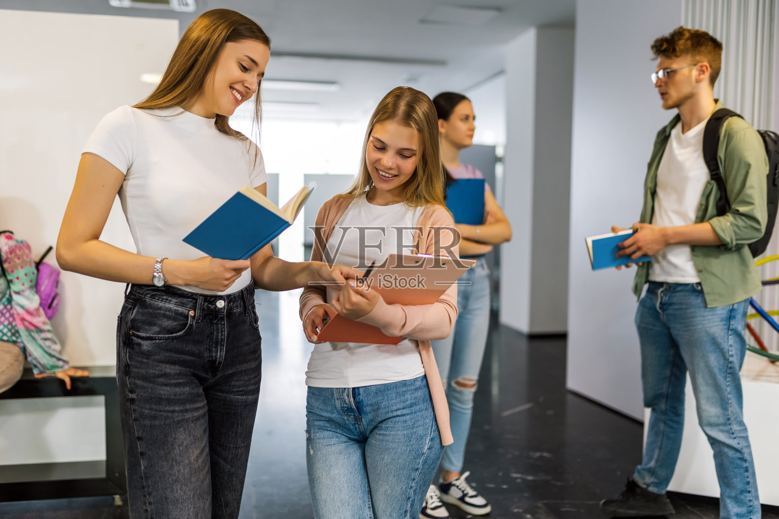 两个最好的朋友，学生，走在学校的大厅里照片摄影图片