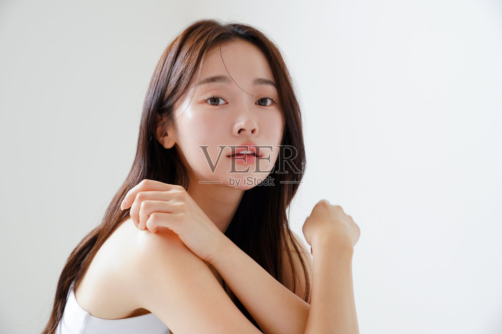 在自然光下拍摄的年轻亚洲女性的美丽肖像照片摄影图片