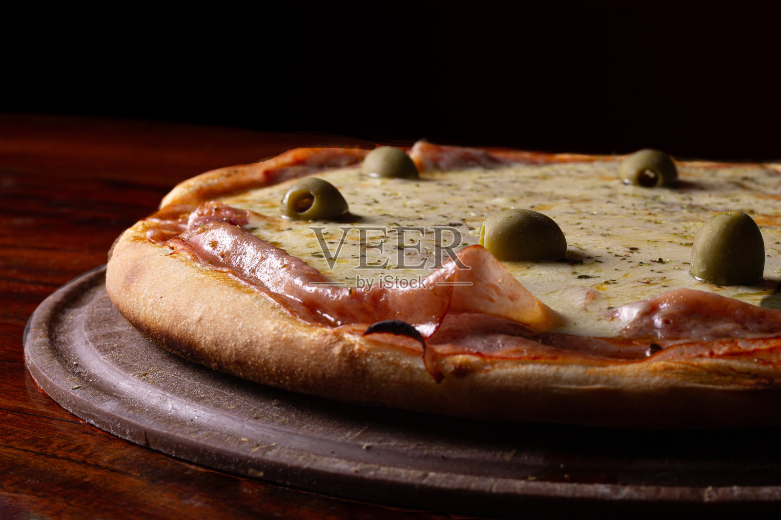 美味多彩的披萨和烤肉:披萨、肉馅卷饼、辣鸡肉、篮子、米兰面、蛋糕、薯条、肉、奶酪、生菜、西红柿、洋葱、绿色蔬菜、橄榄、鸡蛋照片摄影图片