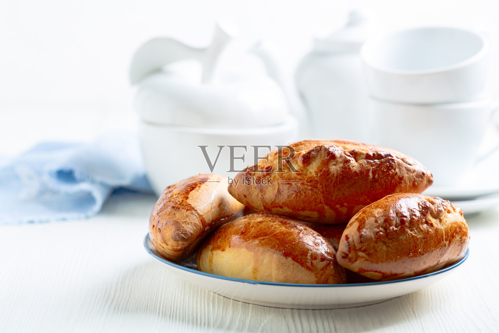 肉馅的小馅饼。照片摄影图片