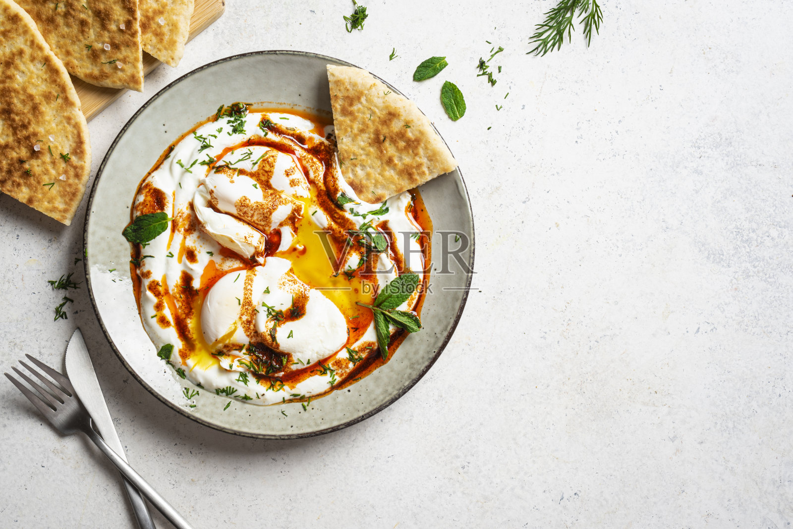 土耳其鸡蛋和新鲜的皮塔饼照片摄影图片