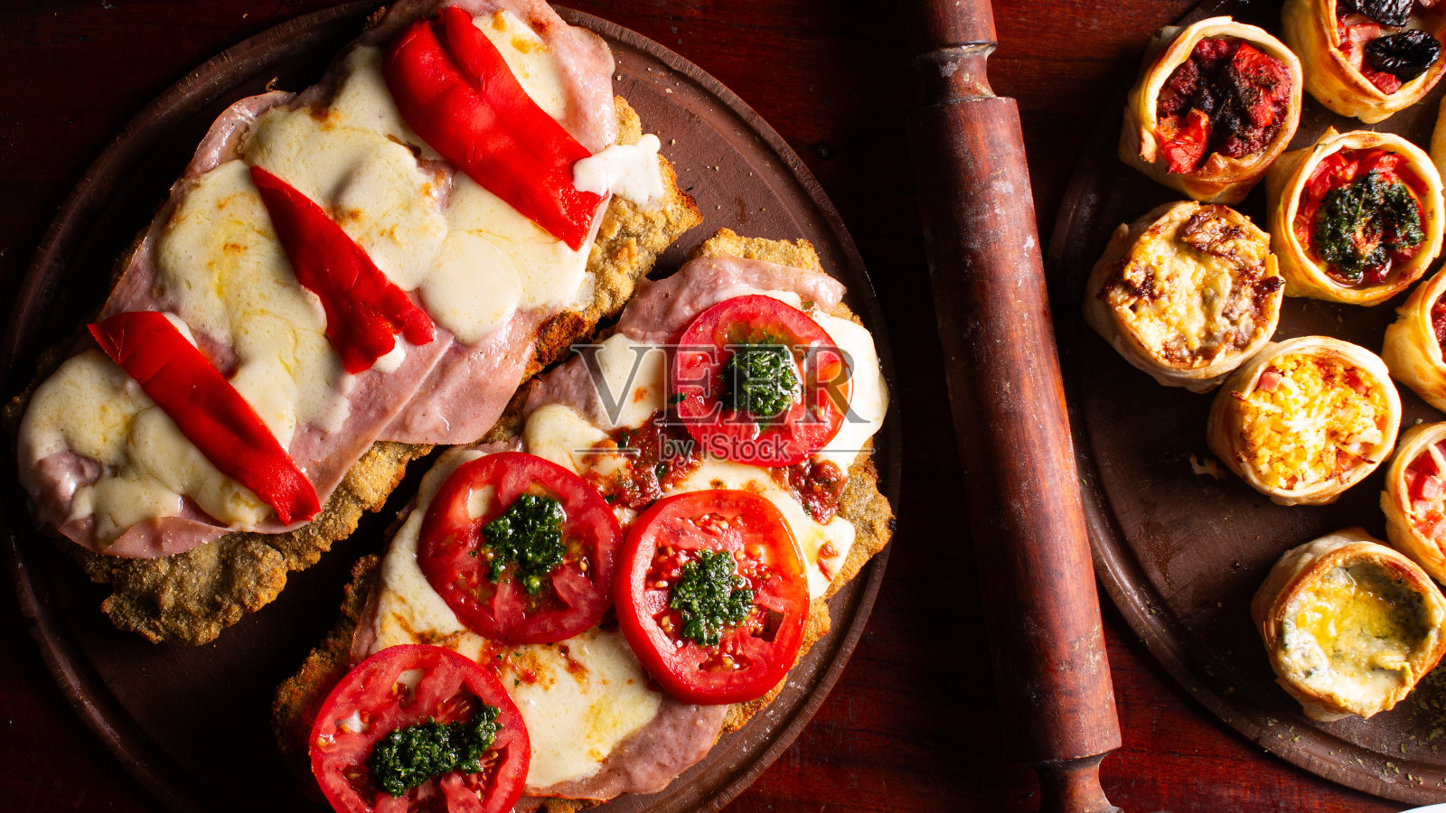 美味多彩的披萨和烤肉:披萨、肉馅卷饼、辣鸡肉、篮子、米兰面、蛋糕、薯条、肉、奶酪、生菜、西红柿、洋葱、绿色蔬菜、橄榄、鸡蛋照片摄影图片