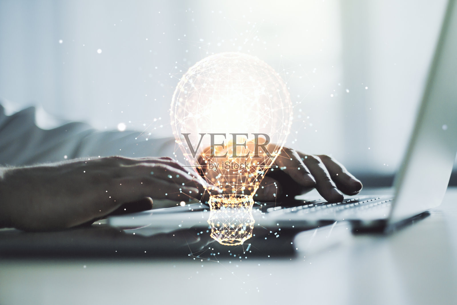 创意灯泡插图，手在电脑键盘上打字的背景，未来的技术概念。Multiexposure照片摄影图片