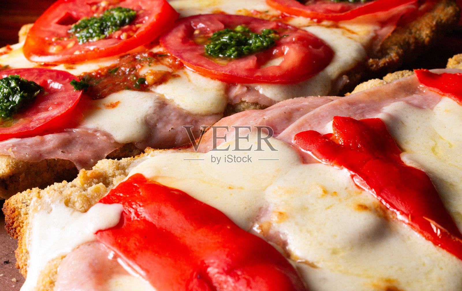 美味多彩的披萨和烤肉:披萨、肉馅卷饼、辣鸡肉、篮子、米兰面、蛋糕、薯条、肉、奶酪、生菜、西红柿、洋葱、绿色蔬菜、橄榄、鸡蛋照片摄影图片