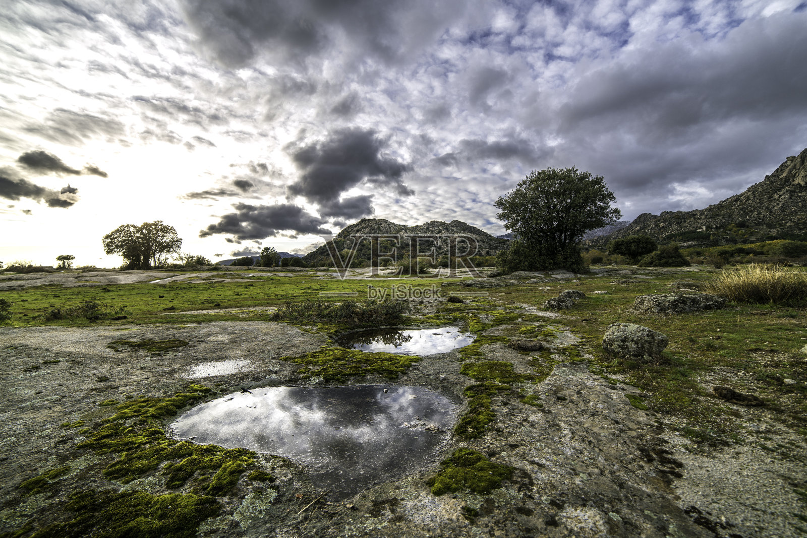 Sierra de La Cabrera，一个充满可能性的地方，可以开展与自然相关的多种活动。照片摄影图片
