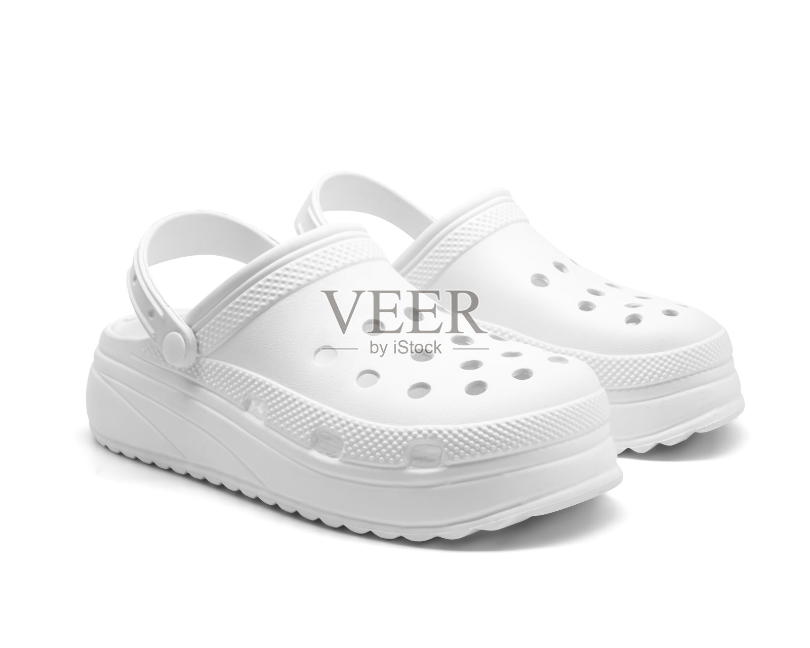 一双白色凉鞋孤立在白色的背景上。白色拖鞋的模型。白色木屐鞋照片摄影图片