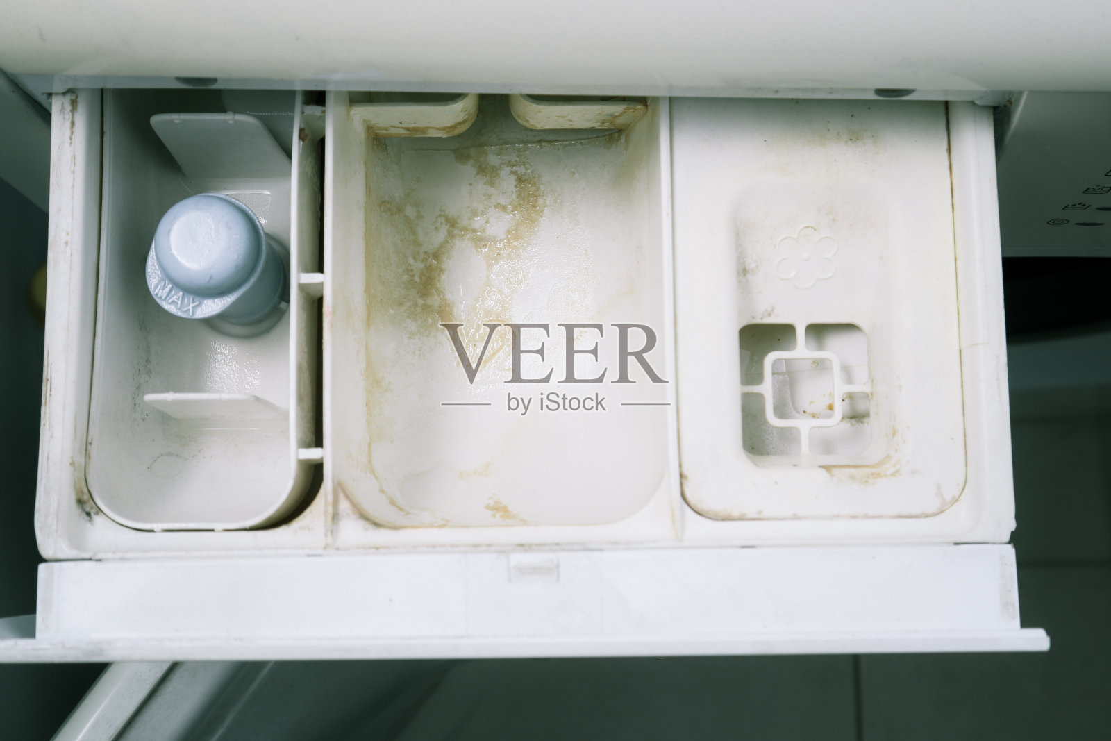 洗完衣服后，打开洗衣机抽屉的洗衣机上有黑霉、水垢污垢。脏的洗衣机。家用电器的保养和清洁照片摄影图片