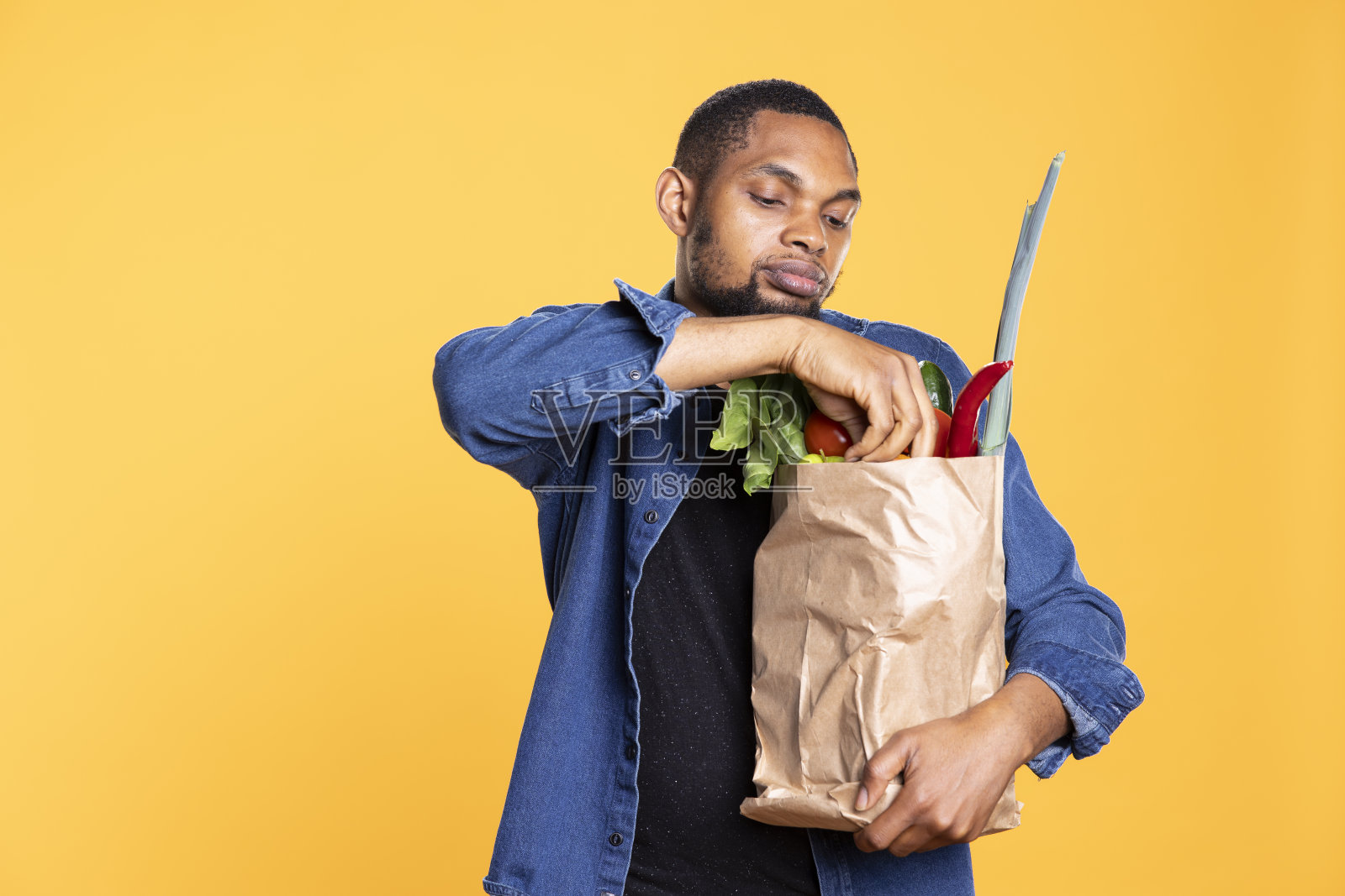 一个兴奋的人在他的纸袋里数着杂货照片摄影图片