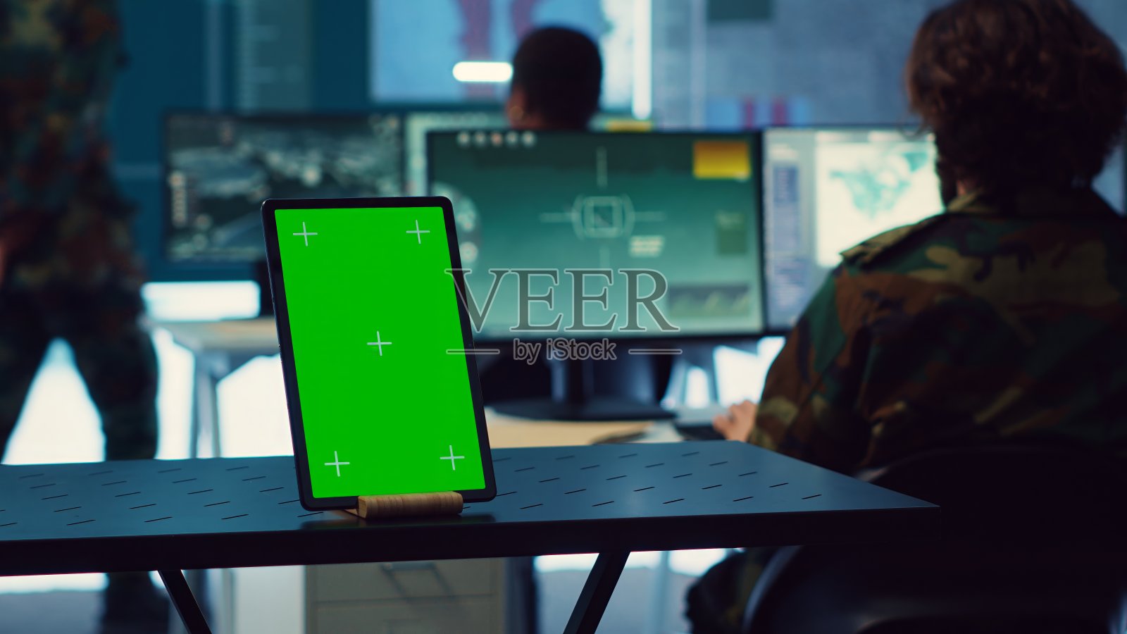 在军事基地的平板电脑上运行孤立的绿屏显示照片摄影图片