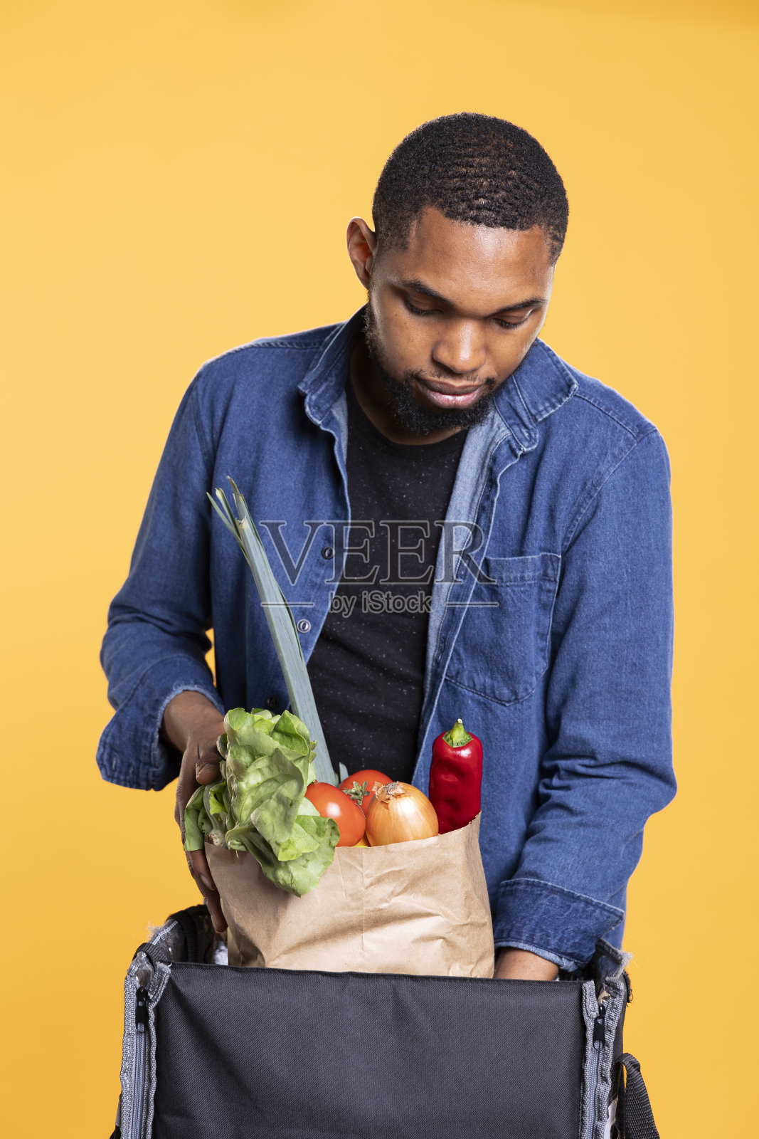超市快递员给顾客带来一袋成熟的有机食品照片摄影图片