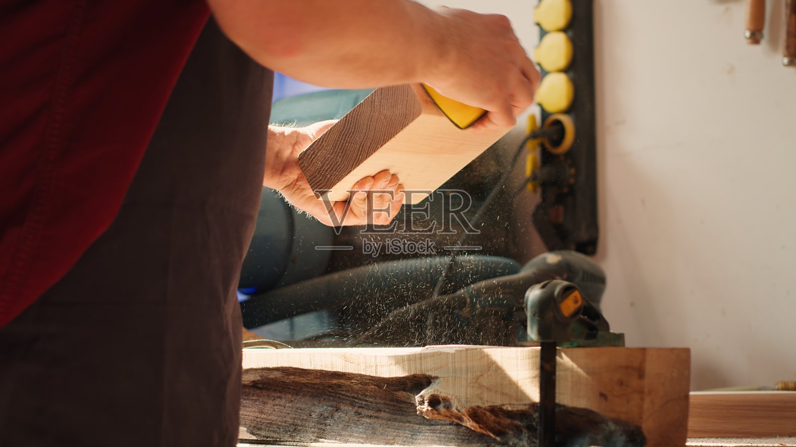 木工专家使用手工砂纸打磨木材照片摄影图片