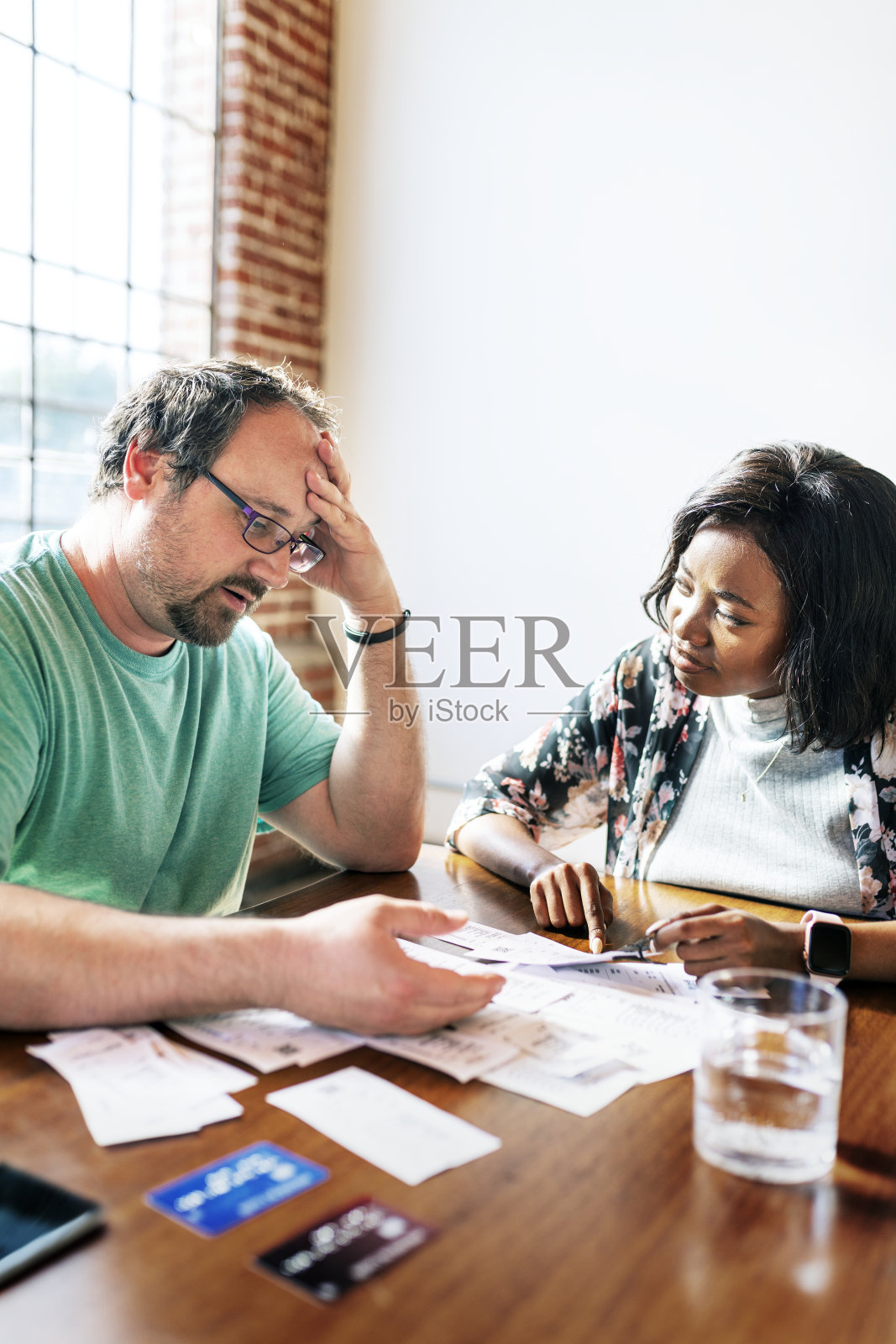 夫妇谈论他们的财务问题照片摄影图片