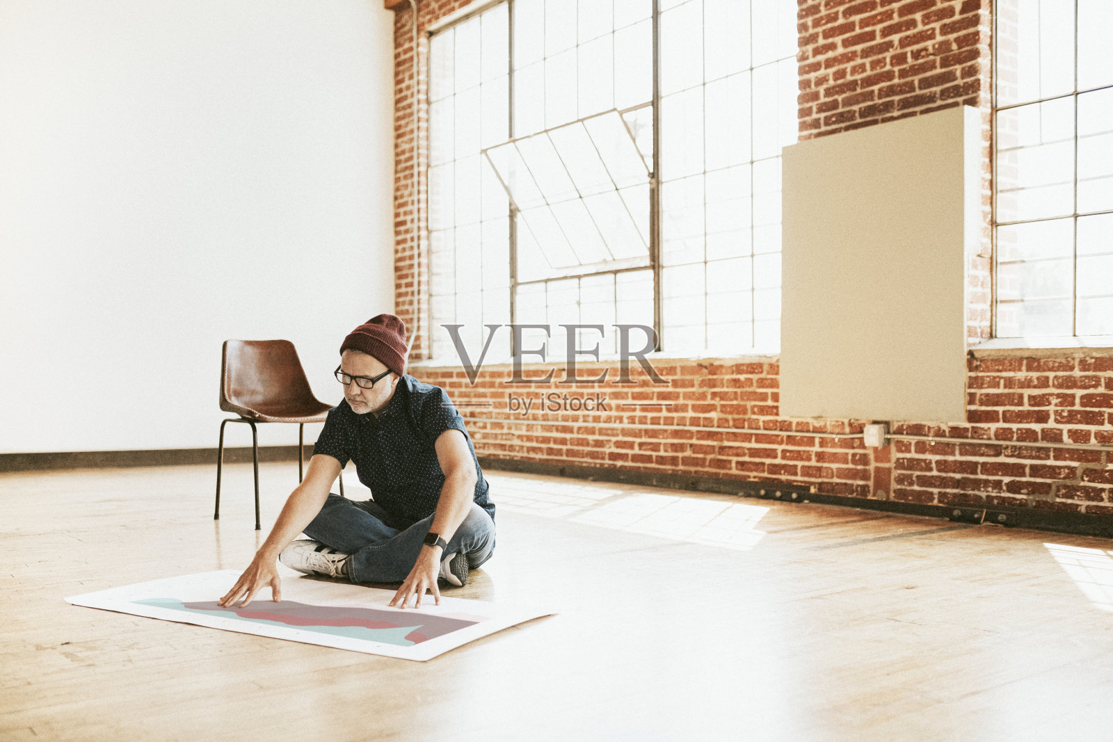 商人在地板上计划一个项目照片摄影图片