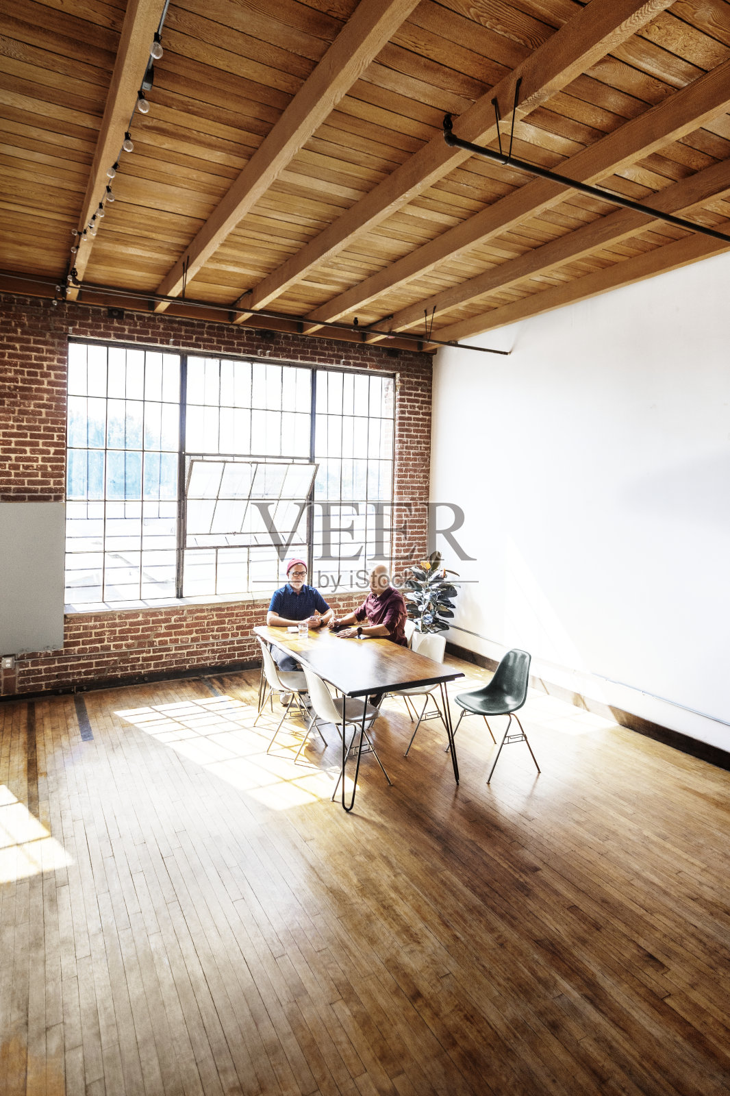 创业团队在会议上讨论一个项目照片摄影图片