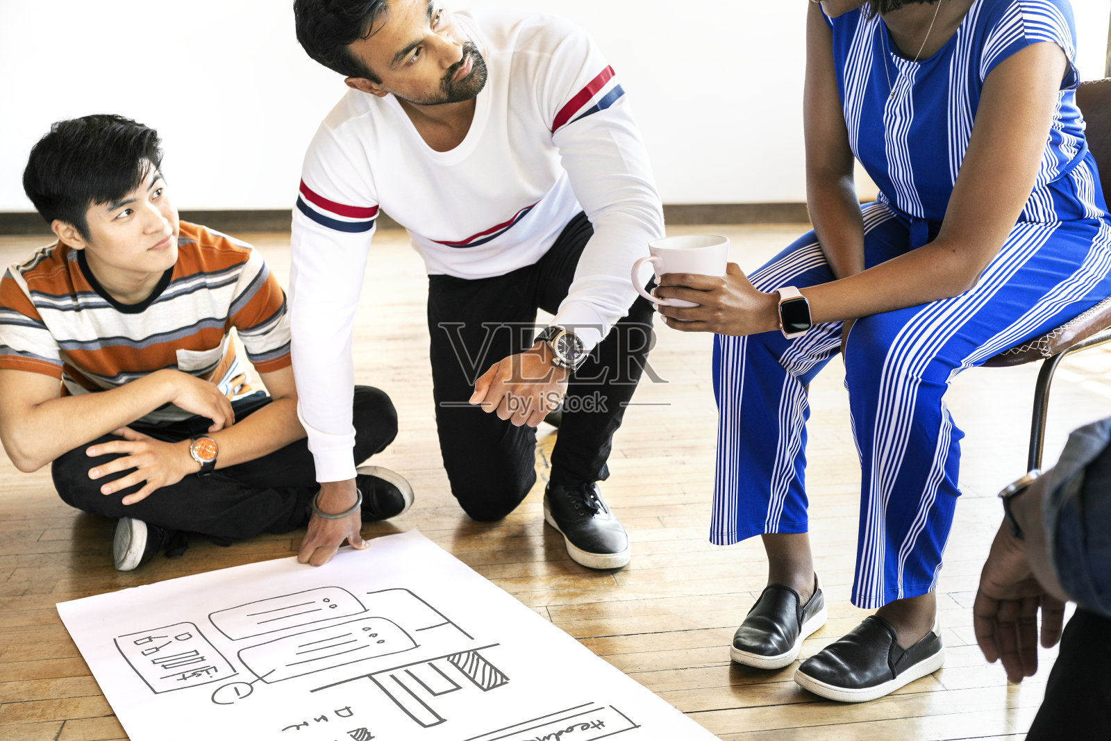 在一个项目中工作的临时业务团队照片摄影图片