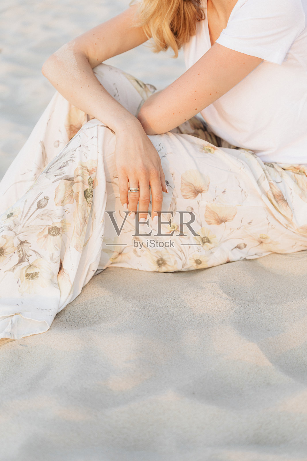 一名女子在沙滩上放松照片摄影图片