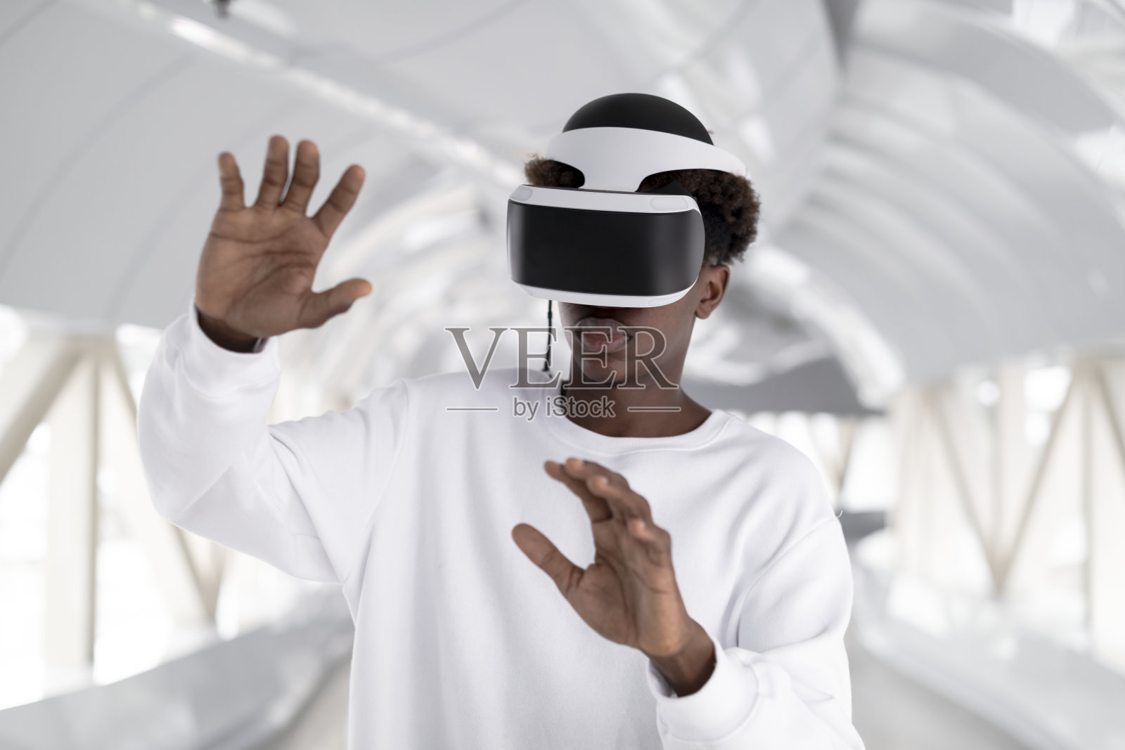 在另一个世界戴着虚拟现实头盔的人照片摄影图片