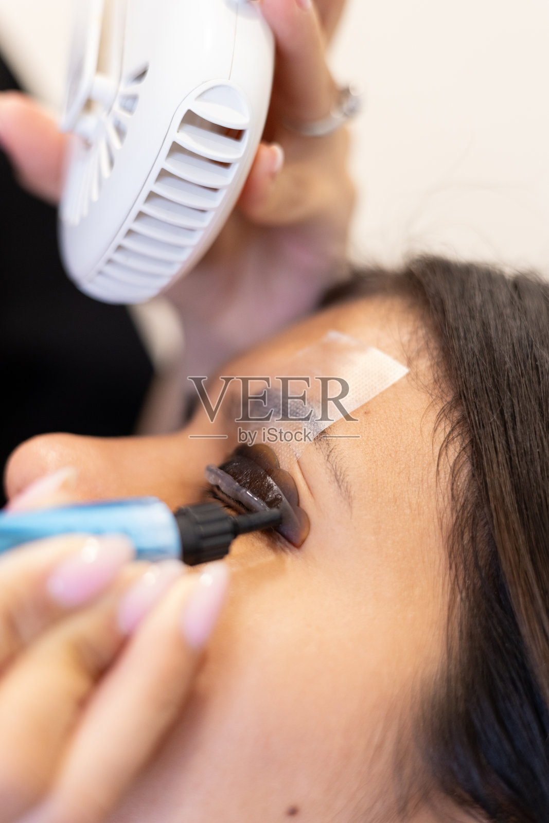 美容师制作睫毛贴膜和染色程序照片摄影图片