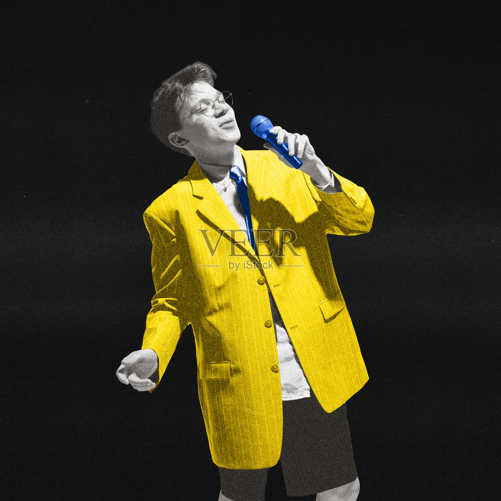 当代艺术拼贴。艺术活动海报。戴着黑白滤镜的男人对着麦克风唱歌。变形的效果。照片摄影图片