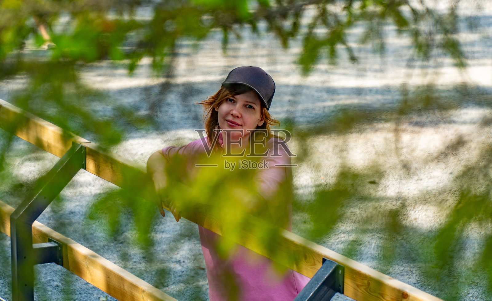 年轻女子在大自然:迷人的肖像透过树叶照片摄影图片