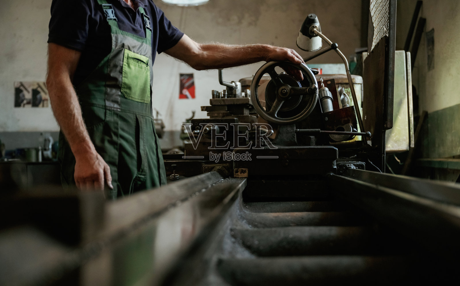 侧视图。工人在车间操作工业机械的手特写照片摄影图片
