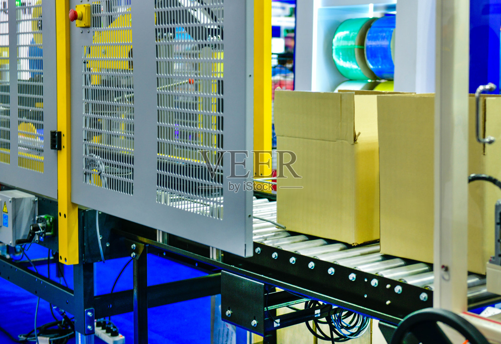 纸板箱是一种用于包装的传送带包裹运输系统的概念照片摄影图片