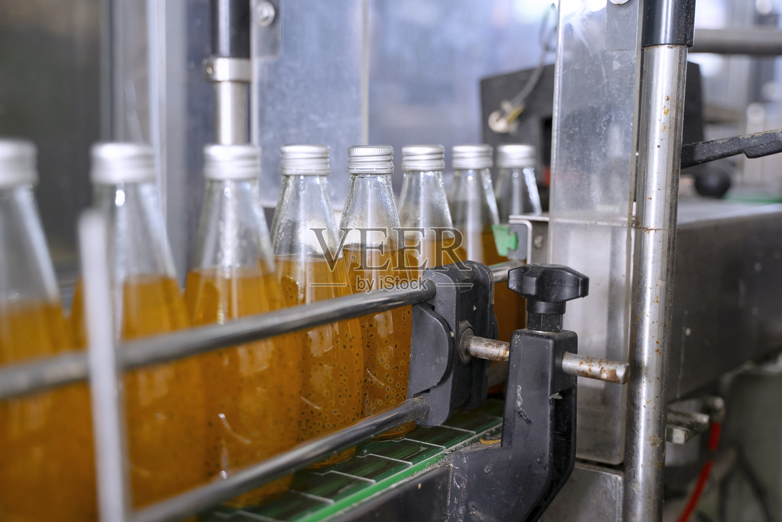 自动化机器在饮料厂工作。照片摄影图片