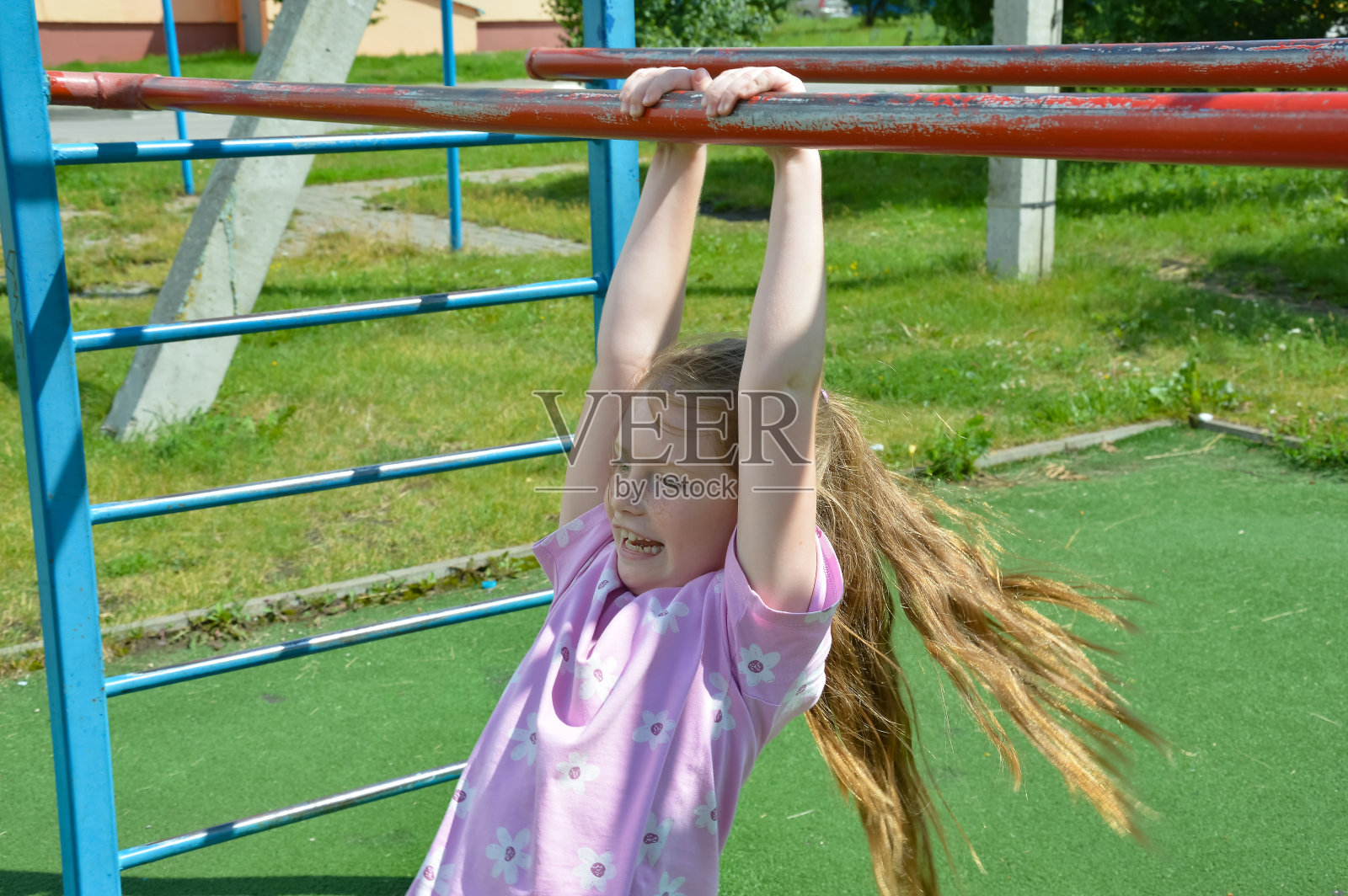 这个女孩正在操场上做运动。公园里的夏季运动会。设计背景。照片摄影图片