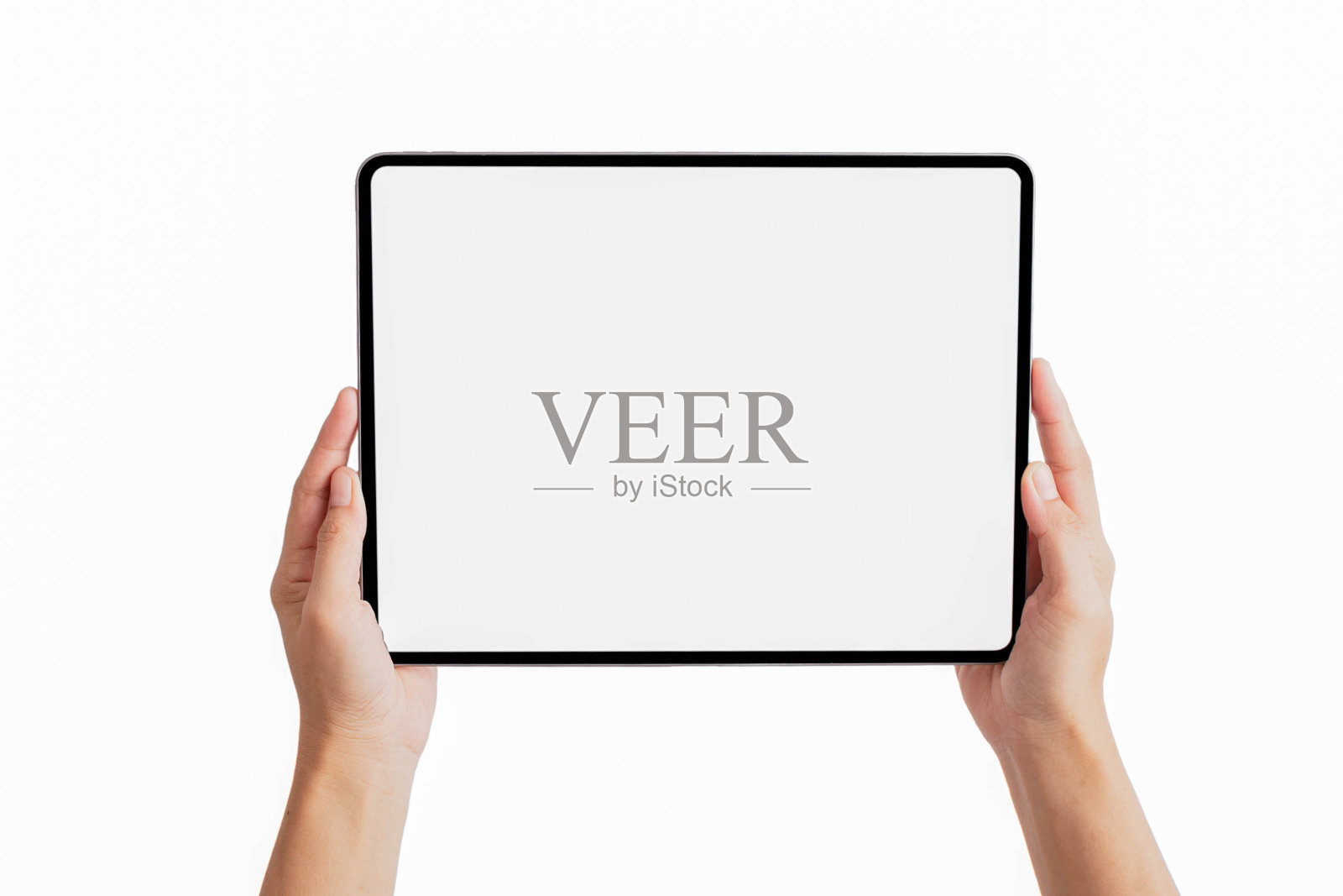 女性手拿着白底的平板电脑照片摄影图片