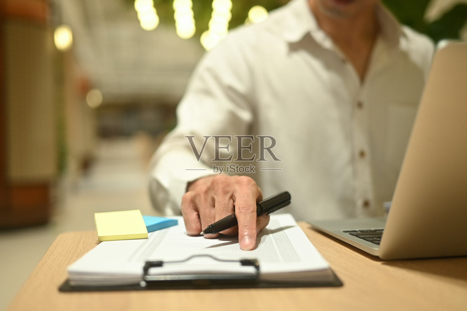 商人在现代办公大厅使用笔记本电脑处理文件的剪辑镜头照片摄影图片