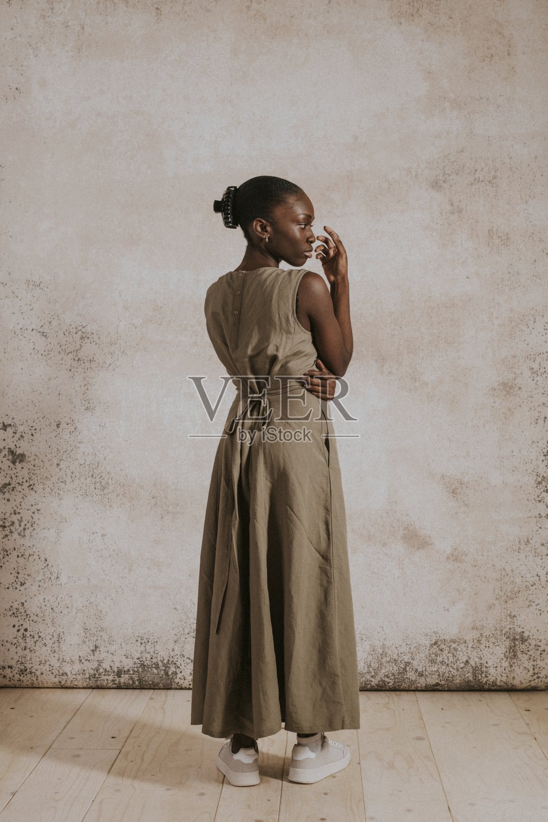 穿着棕色亚麻裙的女人，极简时尚照片摄影图片