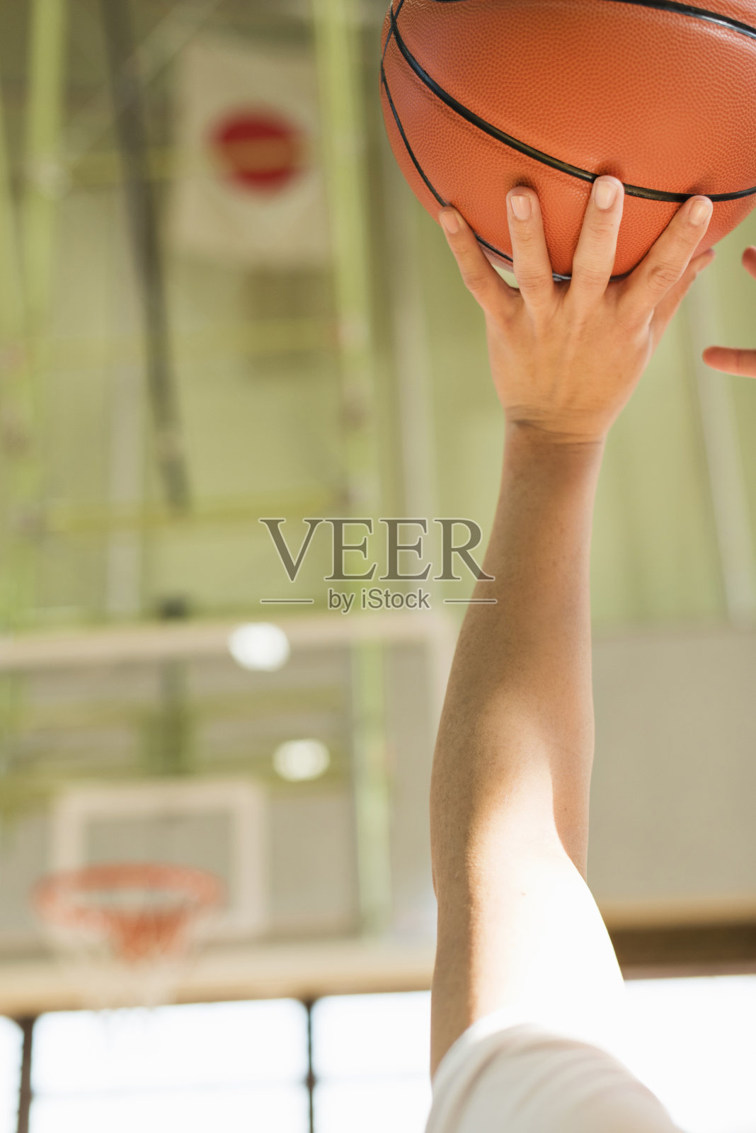 男孩们在体育馆打篮球。照片摄影图片