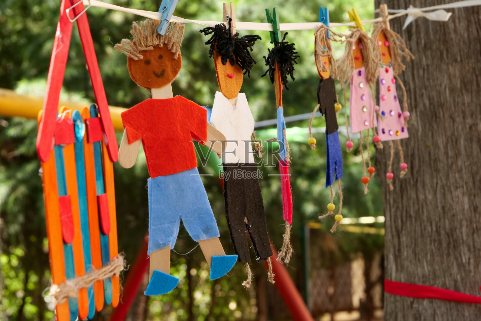 冰棒娃娃挂在户外照片摄影图片