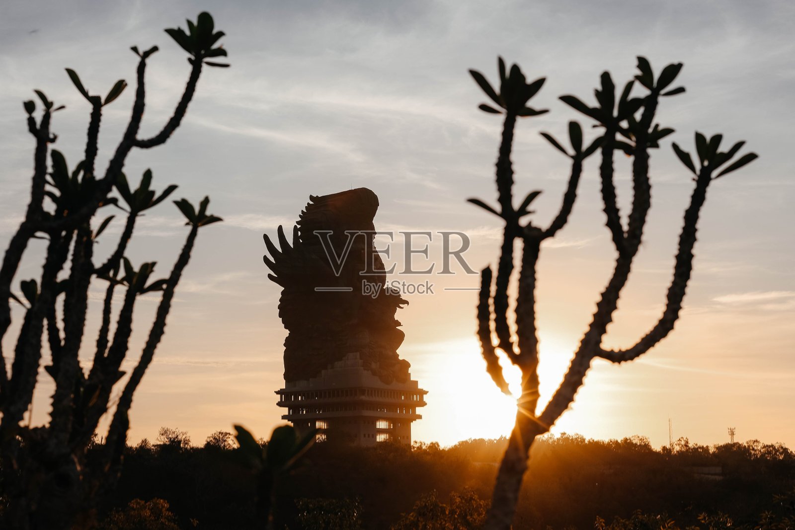 伽鲁达维斯努肯卡纳文化公园雕像照片摄影图片