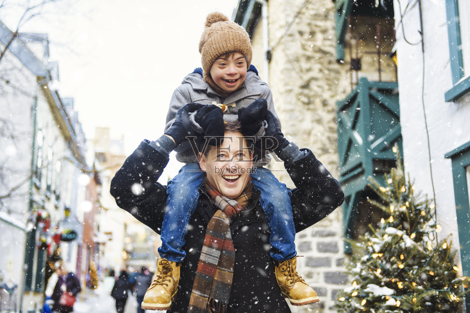 父亲和小儿子在霜冻的日子里一起在户外玩耍照片摄影图片