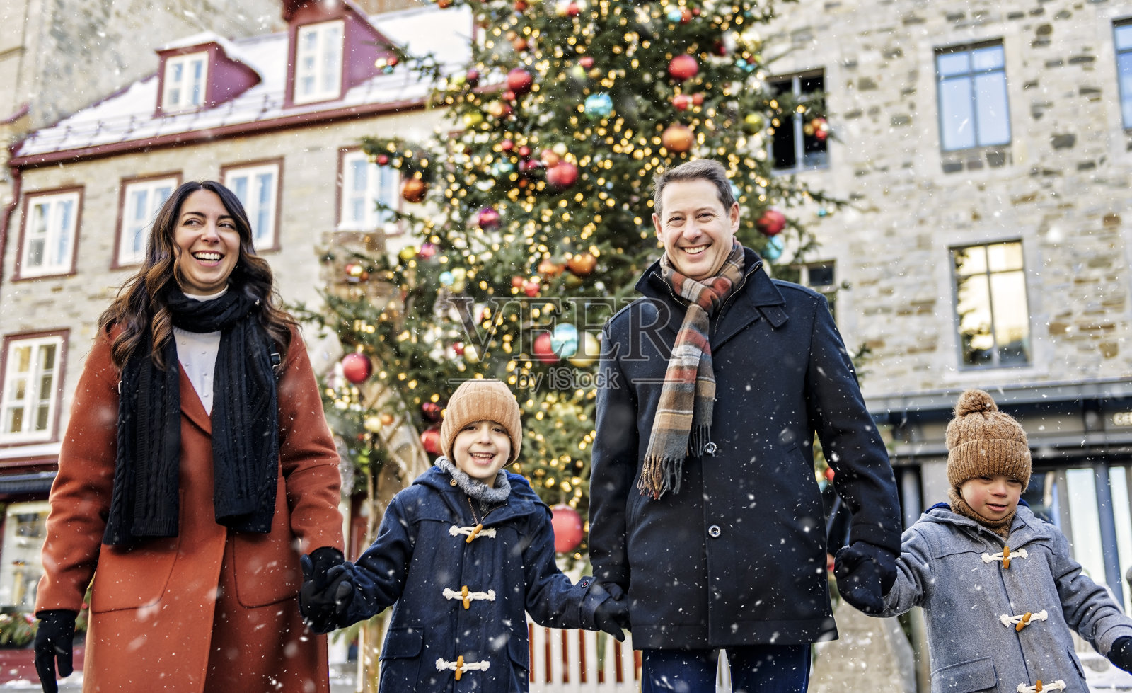 一家人带着两个小儿子在寒冷的天气里一起在户外玩耍照片摄影图片