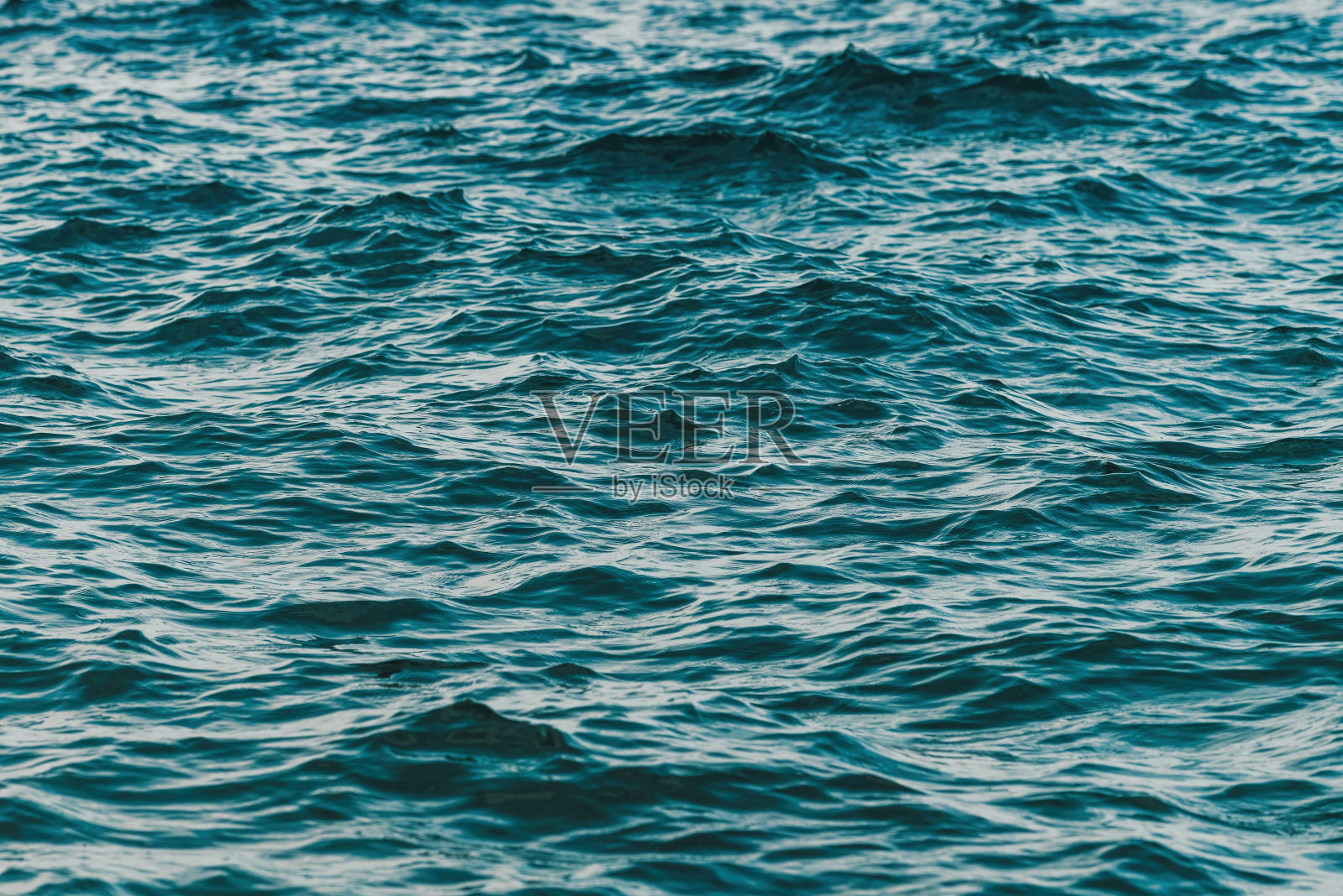 波涛汹涌的海面，荡漾的海水为背景照片摄影图片