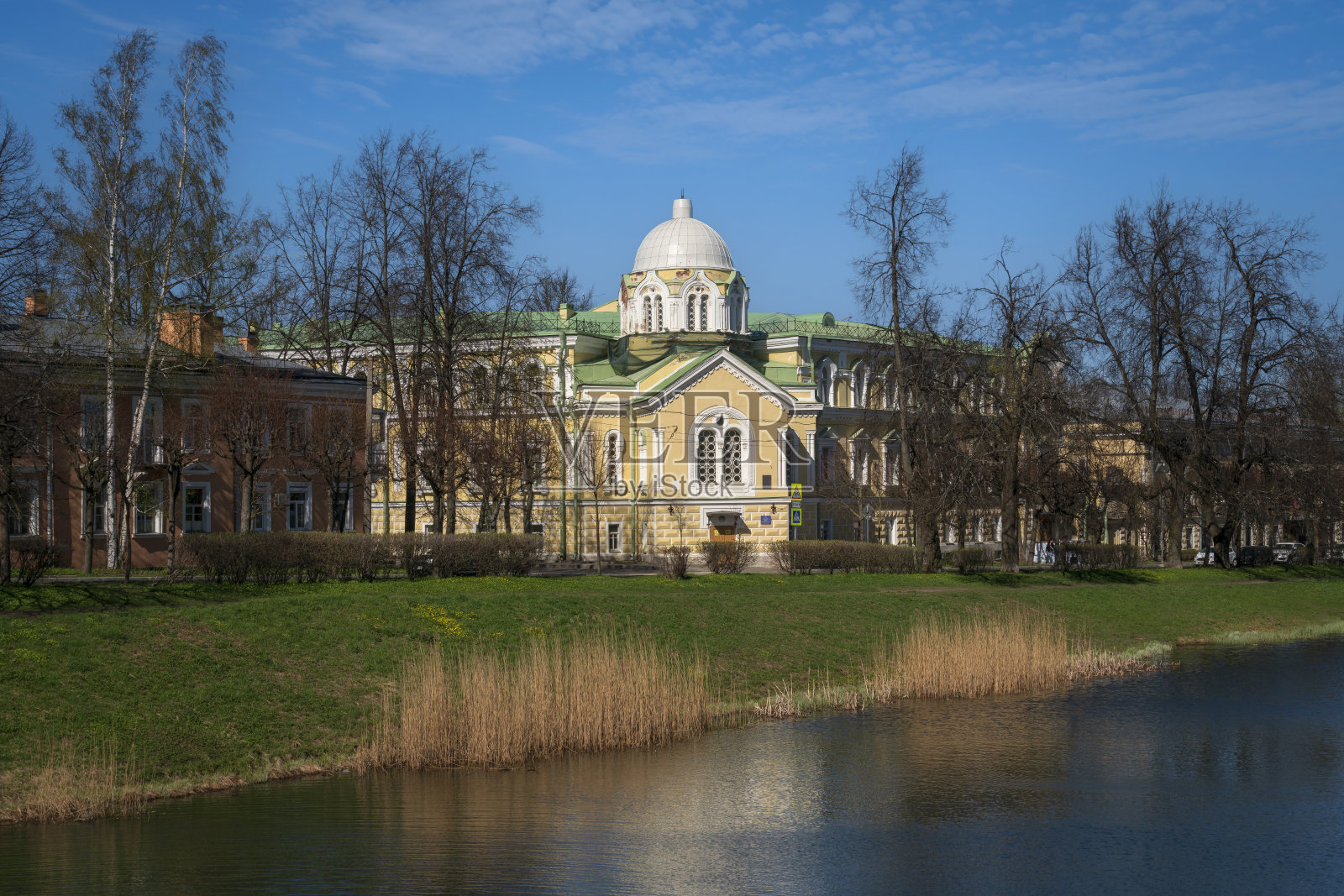 一个阳光明媚的春日，普希金，圣彼得堡，俄罗斯照片摄影图片