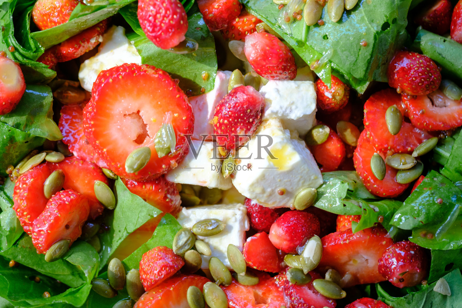 草莓沙拉配酸橙和奶酪照片摄影图片