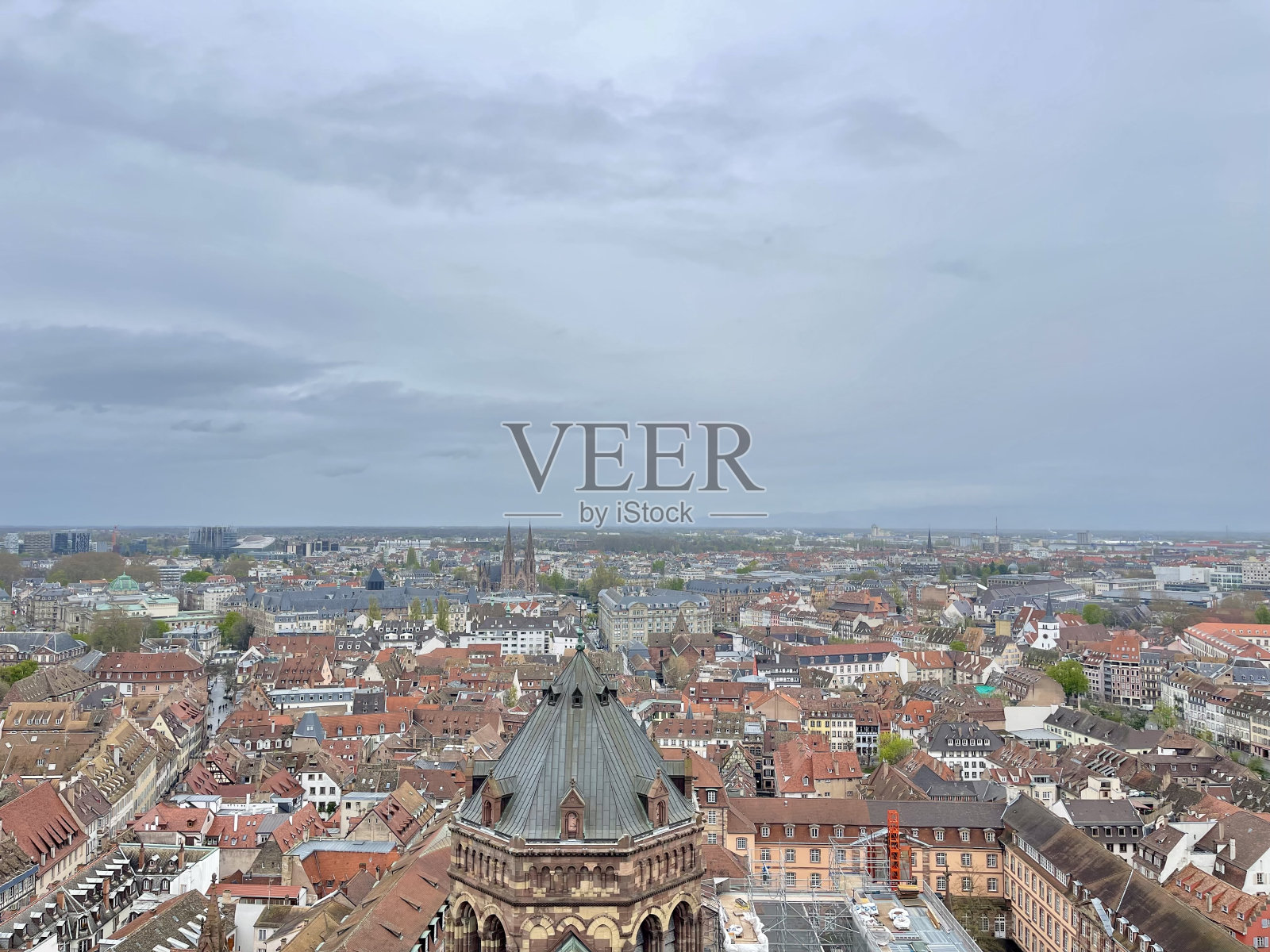 斯特拉斯堡大教堂的全景。阿尔萨斯。法国屋顶。旅行的概念。照片摄影图片