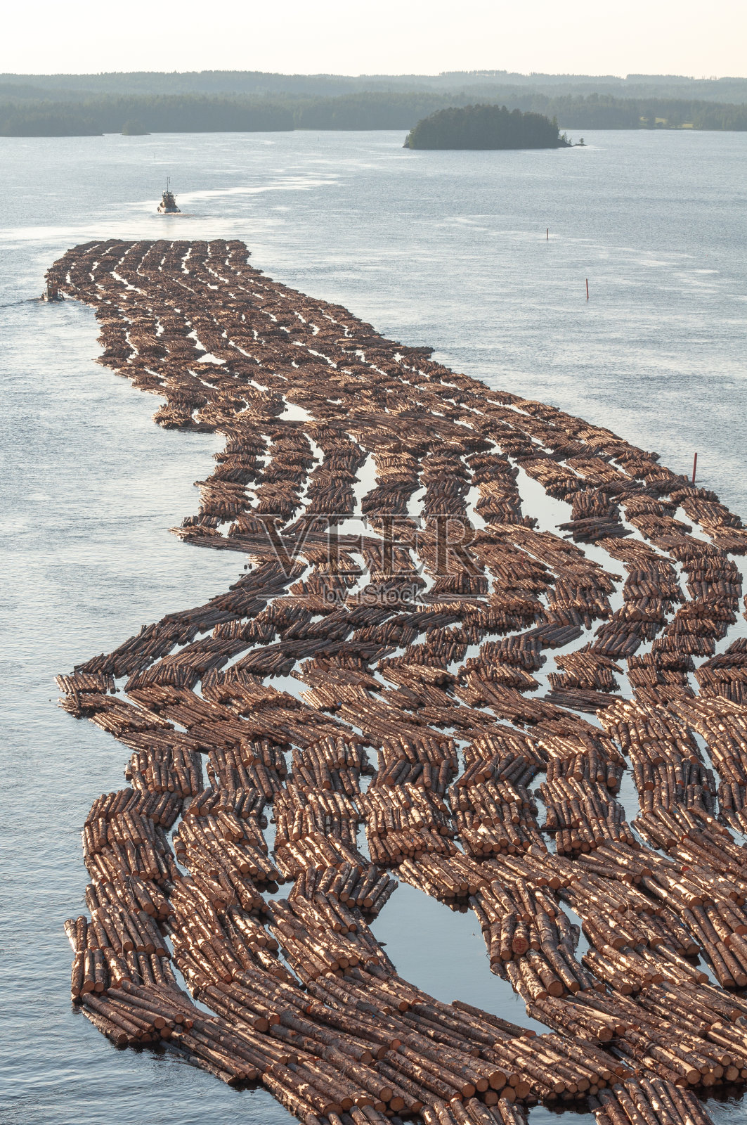 用水路运输木材。照片摄影图片